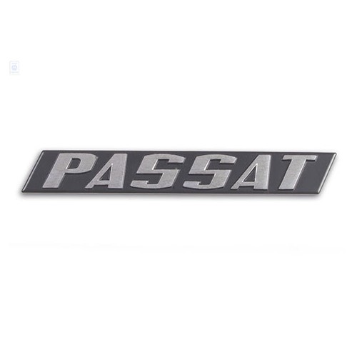  Distintivo traseiro PASSAT cromado sobre fundo preto para VW Passat B1 de 2 ou 4 portas (1973-1974) - C076951 