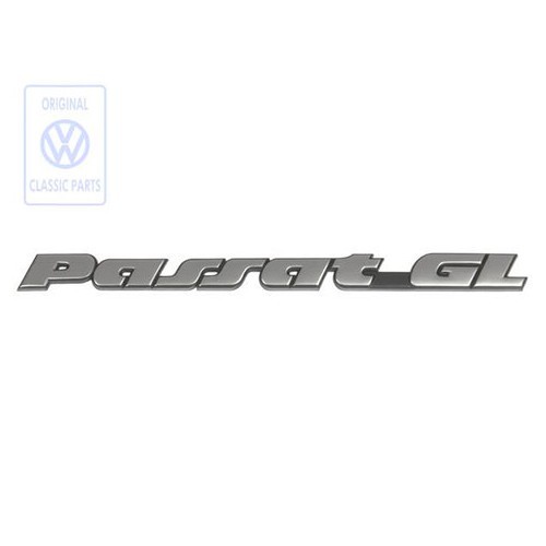  PASSAT GL verchroomd zelfklevend embleem op zwarte achtergrond voor achterklep en kofferbak van VW Passat B4 Sedan en Variant GL (10/1993-03/1997) - C084235 