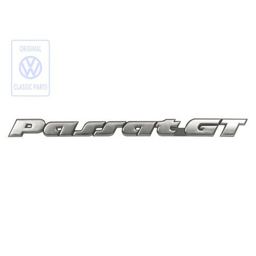  Verchromtes PASSAT GT Klebeemblem auf schwarzem Hintergrund für Heckklappe und Kofferraum des VW Passat B4 Limousine und Variant GT (10/1993-12/1996) - C084238 