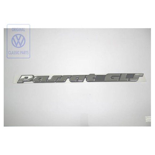  Emblème adhésif PASSAT GLS chromé sur fond noir pour hayon et malle arrière de VW Passat B4 Berline et Variant CL (10/1993-12/1996) - version USA - C084241 