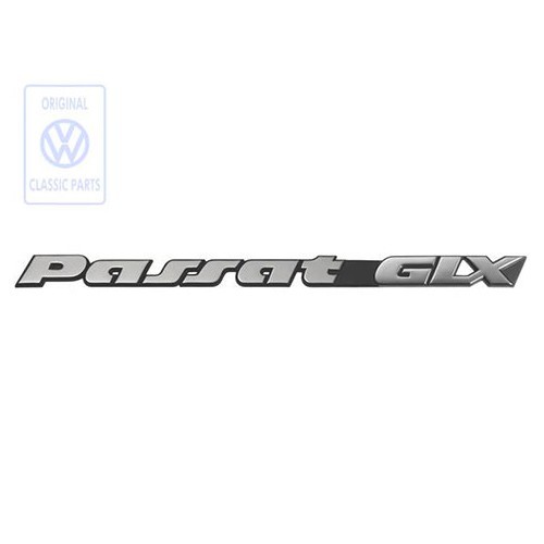  Emblema adesivo cromado PASSAT GLX sobre fundo preto para porta traseira e porta-malas do VW Passat B4 Sedan e Variant CL (08/1995-05/1997) - versão EUA - C084244 