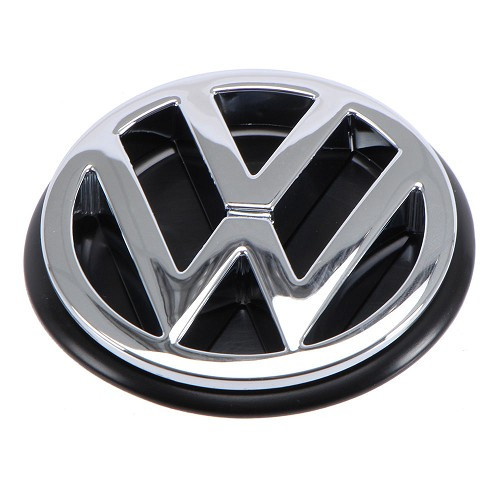 Logo VW cromato su sfondo nero al centro del pannello posteriore o del bagagliaio per VW Corrado Passat B3 e Polo 2F (02/1988-07/1995)  - C253450